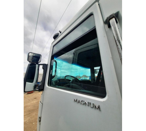 Б/у Бокове скло дверей Renault Magnum Euro 5 (Рено Магнум Евро 5) 5010468938