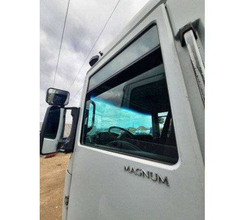 Б/у Боковое стекло двери Renault Magnum Euro 5 (Рено Магнум Евро 5) 5010468938