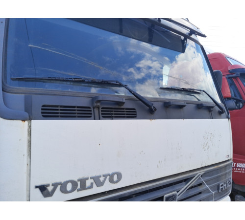 Б/у панель склоочисників (жабо) під лобовим склом Volvo FH12 Euro 2 (Вольво ФШ 12 Євро 2) 8189295