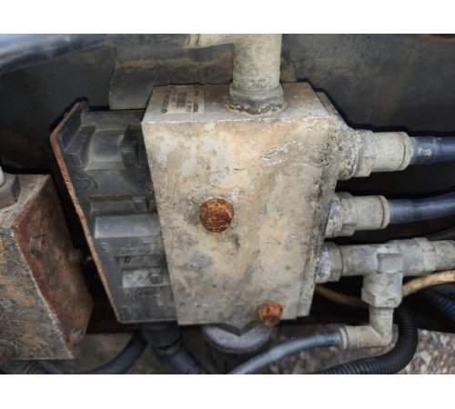 Б/у кран регулировки уровня пола ECAS Volvo FH12 Euro 2 (Вольво ФШ 12 Евро 2) 3944717, 0501100014 