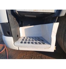Б/у Сходинка (підножка, мильниця) нижня, ліва Volvo FH4 Euro 6 (Вольво ФШ4 Євро 6) 21392183