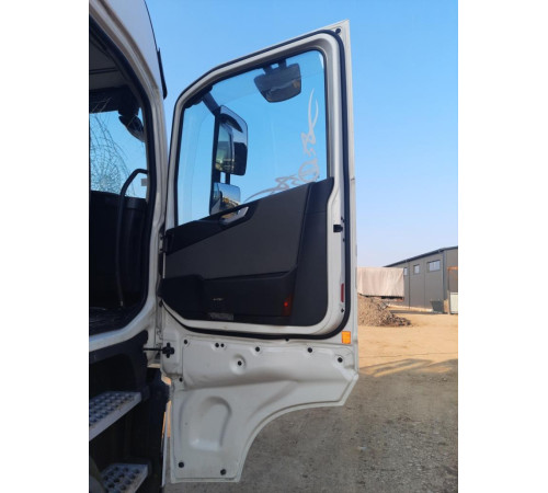 Двері праві Volvo FH4 Euro 6 – б/у 82183078